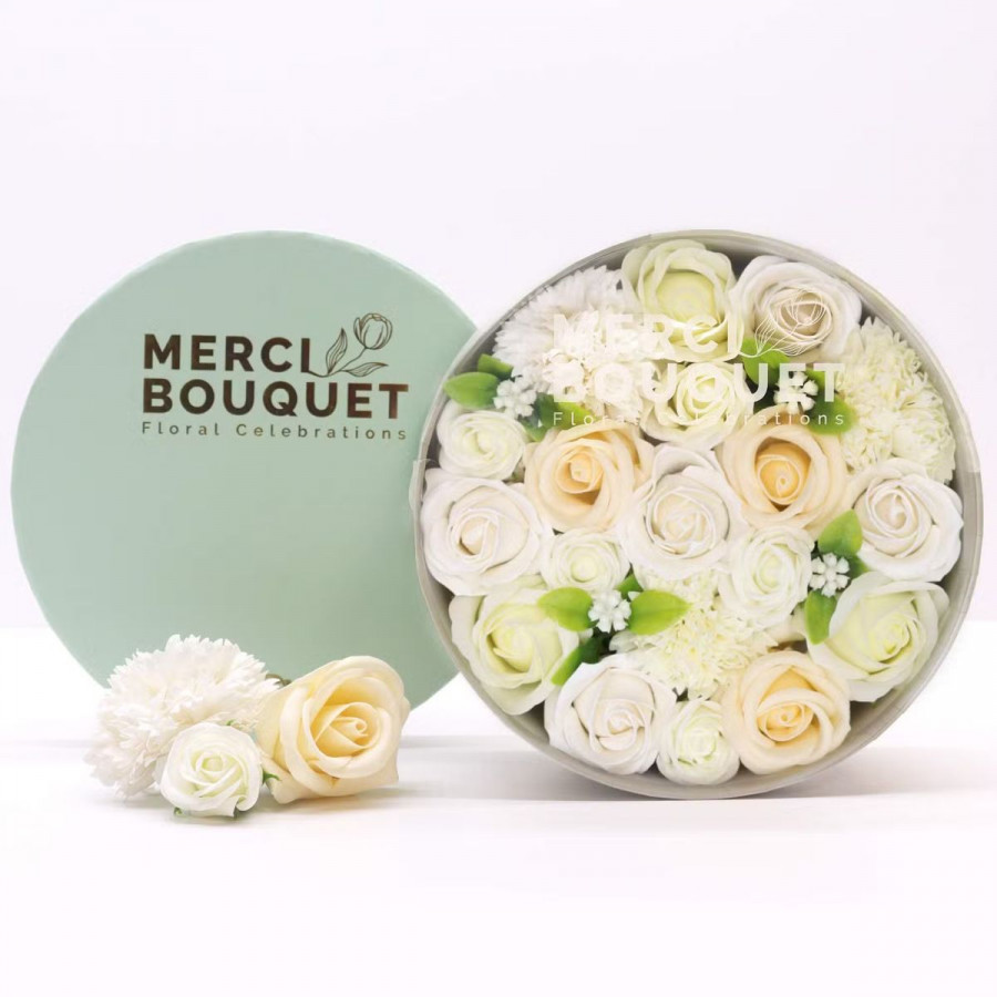 Seifenblumen in runder Geschenkbox - Weiße und elfenbeinfarbige Rosen