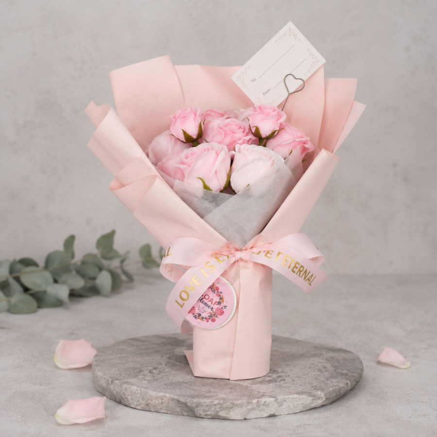 Edler Seifenblumenstrauß mit rosa Rosen