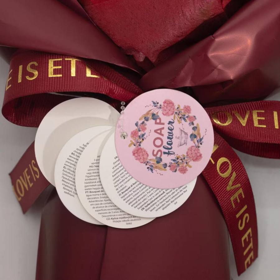 Seifenblumenstrauß mit roten Rosen