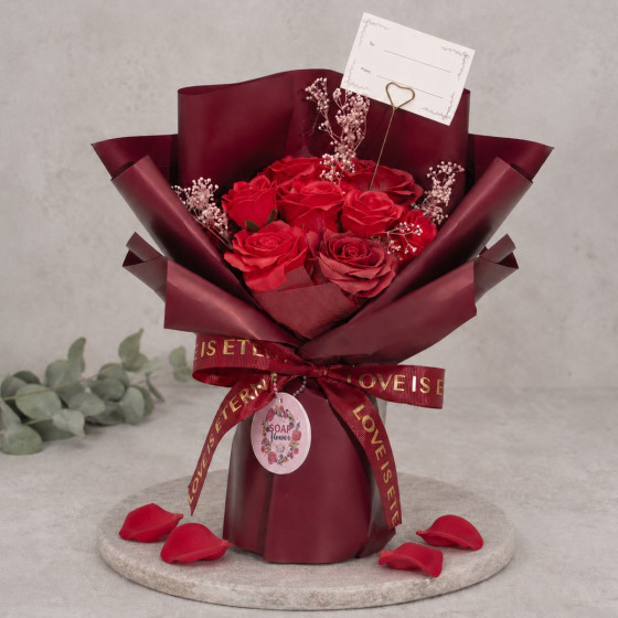 Edler Seifenblumenstrauß mit roten Rosen