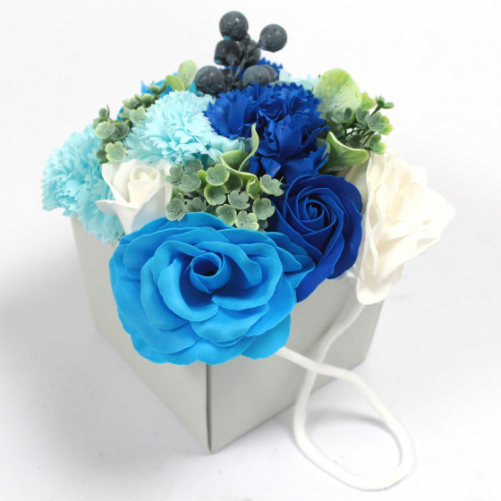 Seifenblumenstrauße, blaue Rosen, Nelken, als Bouquet