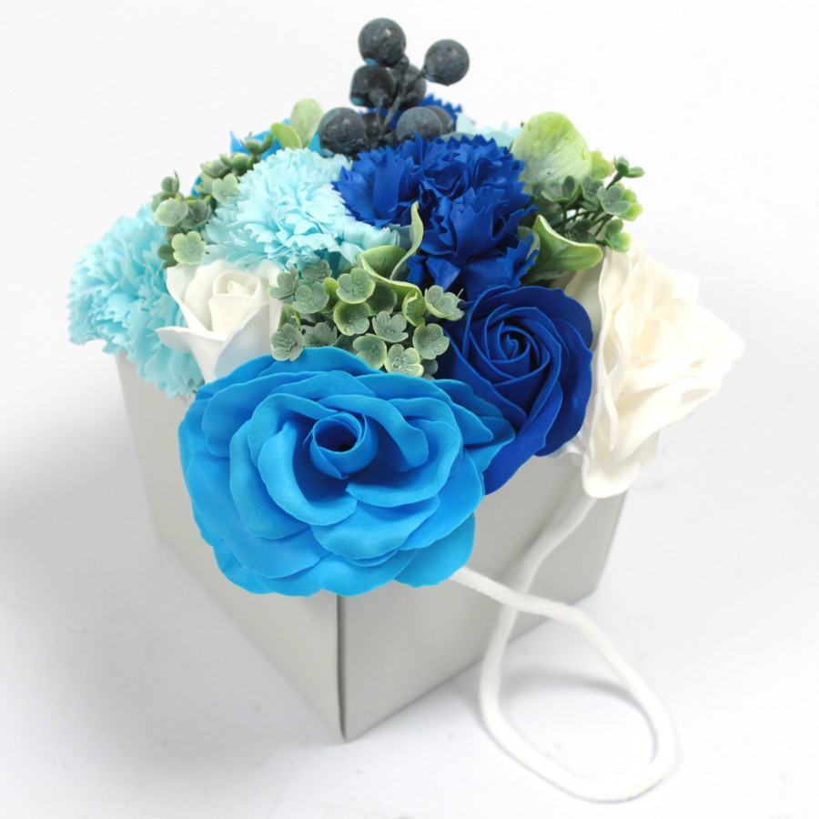 Seifenblumenstrauße, blaue Rosen, Nelken, als Bouquet